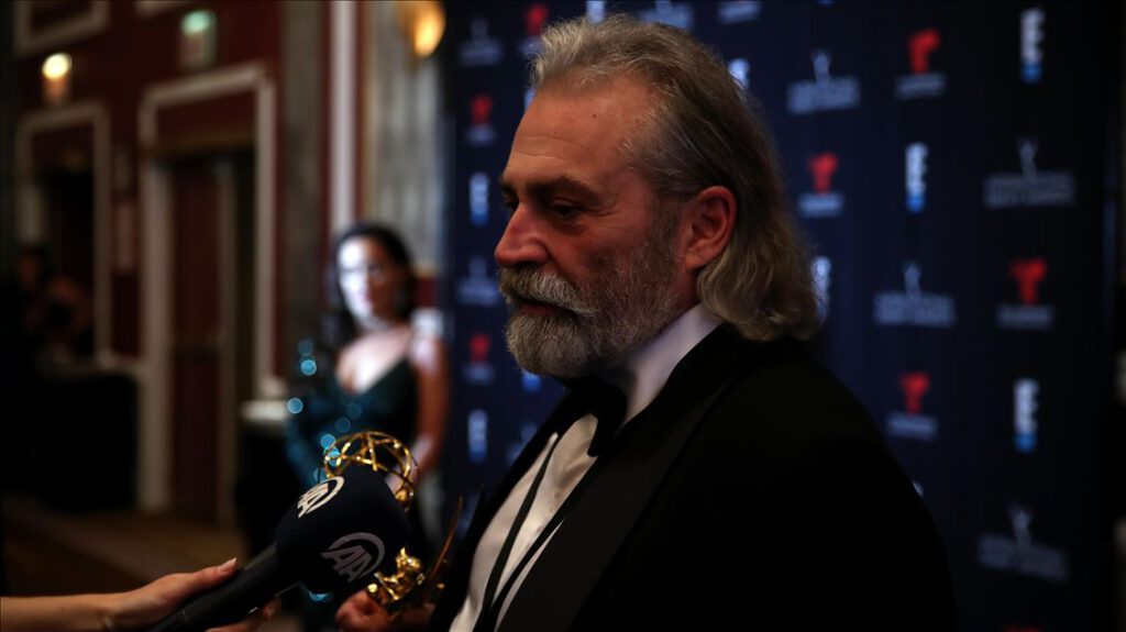 Emmy Ödülleri'nde En İyi Erkek Oyuncuyu Haluk Bilginer Anons Etti!
