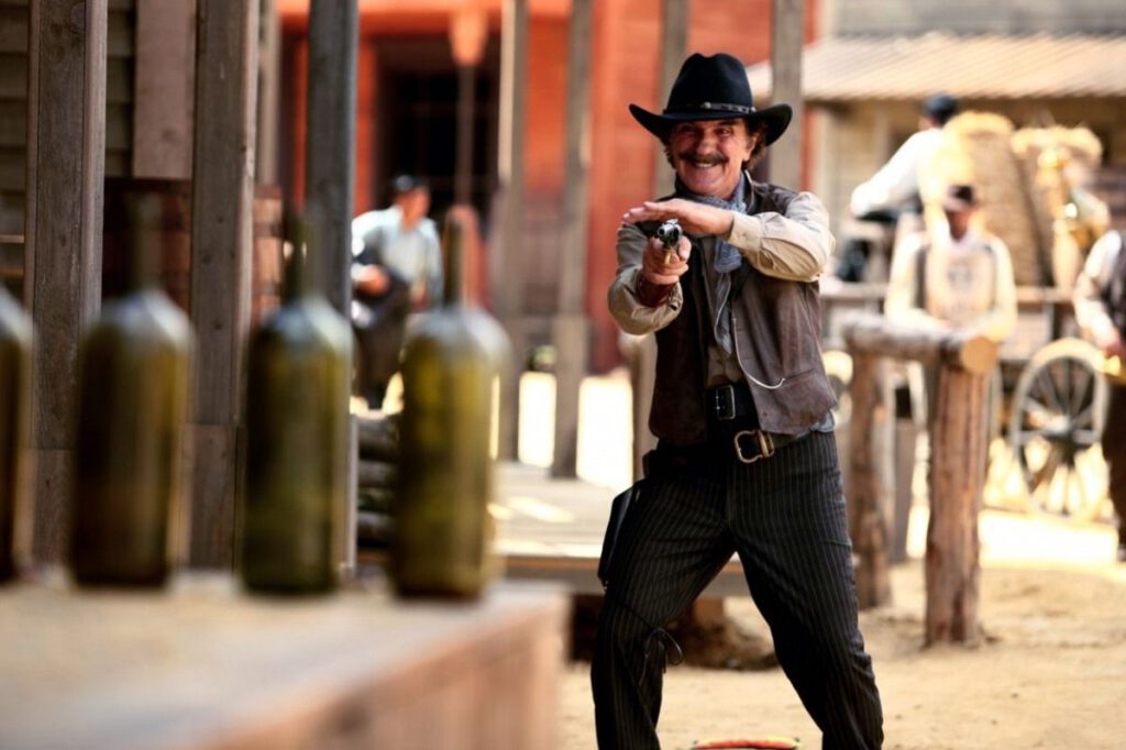 Çeko filminde Yılmaz Köksal'ın canlandırdığı Çeko karakterinin Yahşi Batı filminde Şerif Çeko olarak yer alması